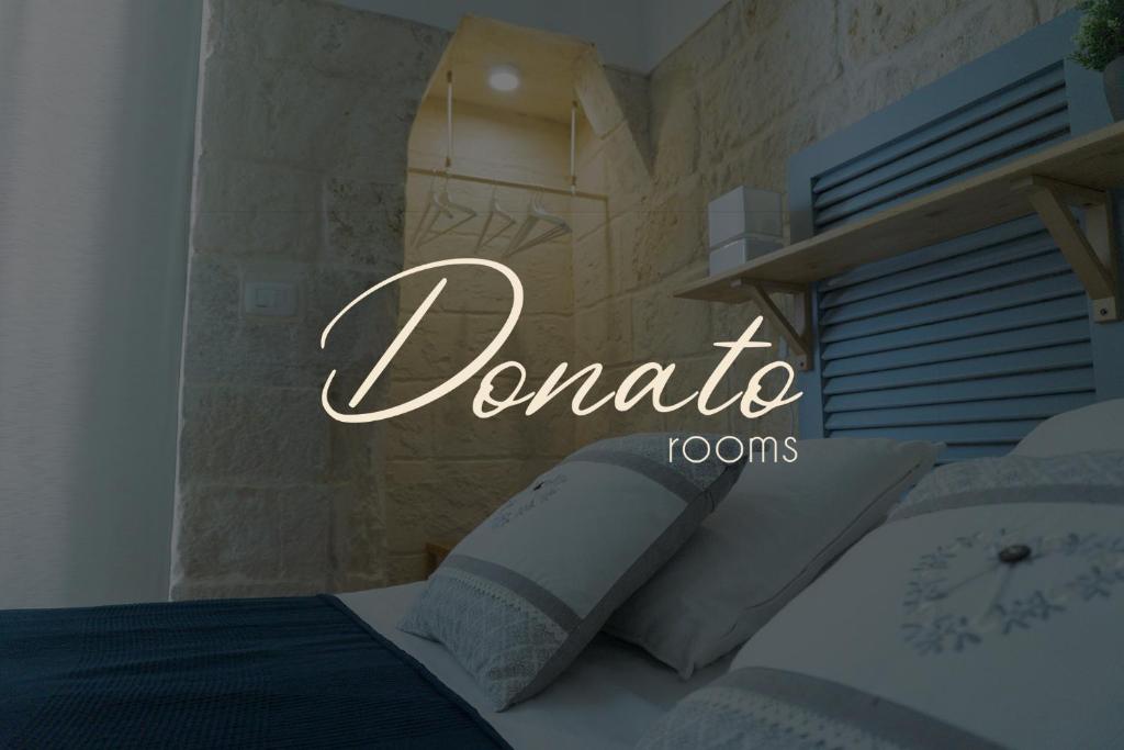 特拉尼Donato Rooms的卧室,上面有读书的房间的标牌
