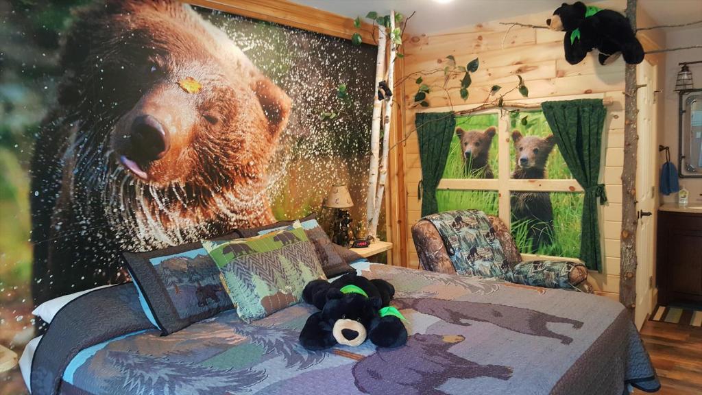 圣伊尼亚斯Bear Cove Inn的卧室墙上挂着熊壁画