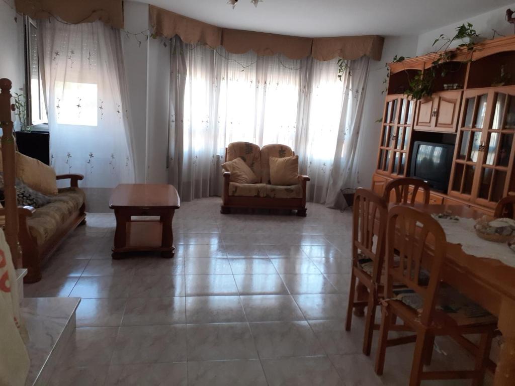 AlmenarCasa URIN的客厅配有沙发和桌子