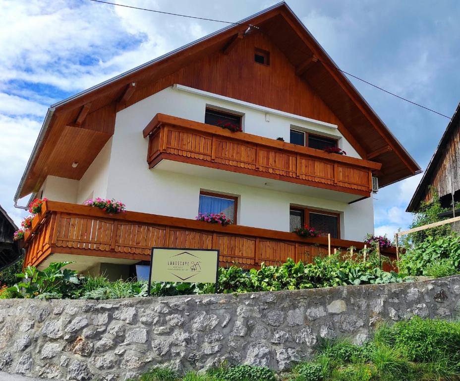 佐尔尼耶戈迪Apartment Landscape - new modern apartment near Bled的墙上带阳台的房子