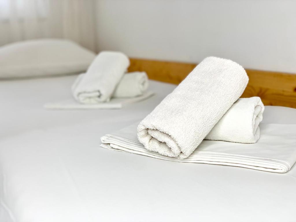 马卡尔斯卡Apartmani Rudelj的床上的一大堆毛巾