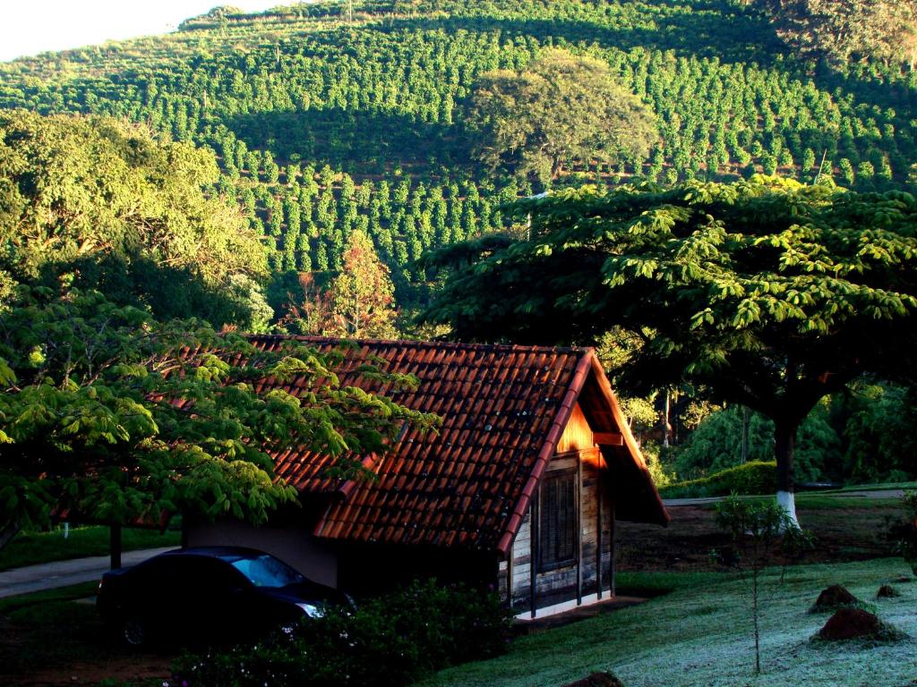 欧鲁菲努Hotel Fazenda Menino da Porteira的山景小屋