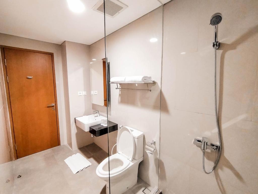 棉兰Cordela Inn Millennium Medan的浴室配有卫生间、盥洗盆和淋浴。