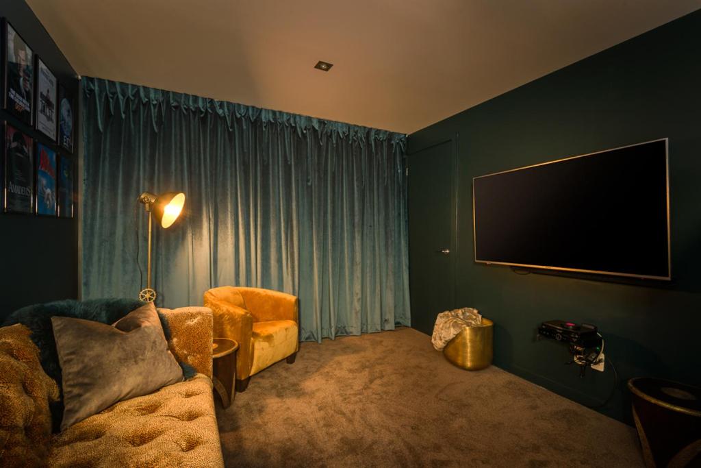 阿卡罗阿Love Akaroa Retreat的带沙发和平面电视的客厅