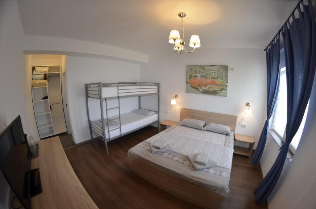 旧瓦马Casa Robinson的一间卧室配有一张床和一张双层床。