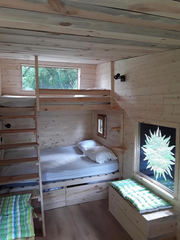 Marmont-PachasDomaine de Cavailla的小木屋内一间卧室(带双层床)