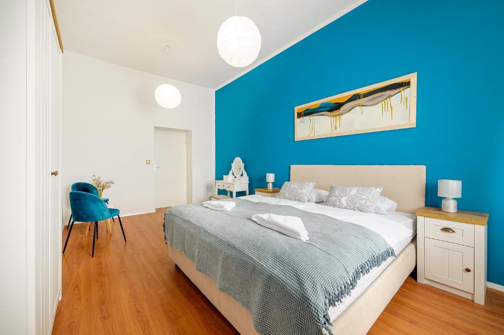 希贝尼克Globo - self check-in hostel的蓝色的卧室,配有床和蓝色的墙壁