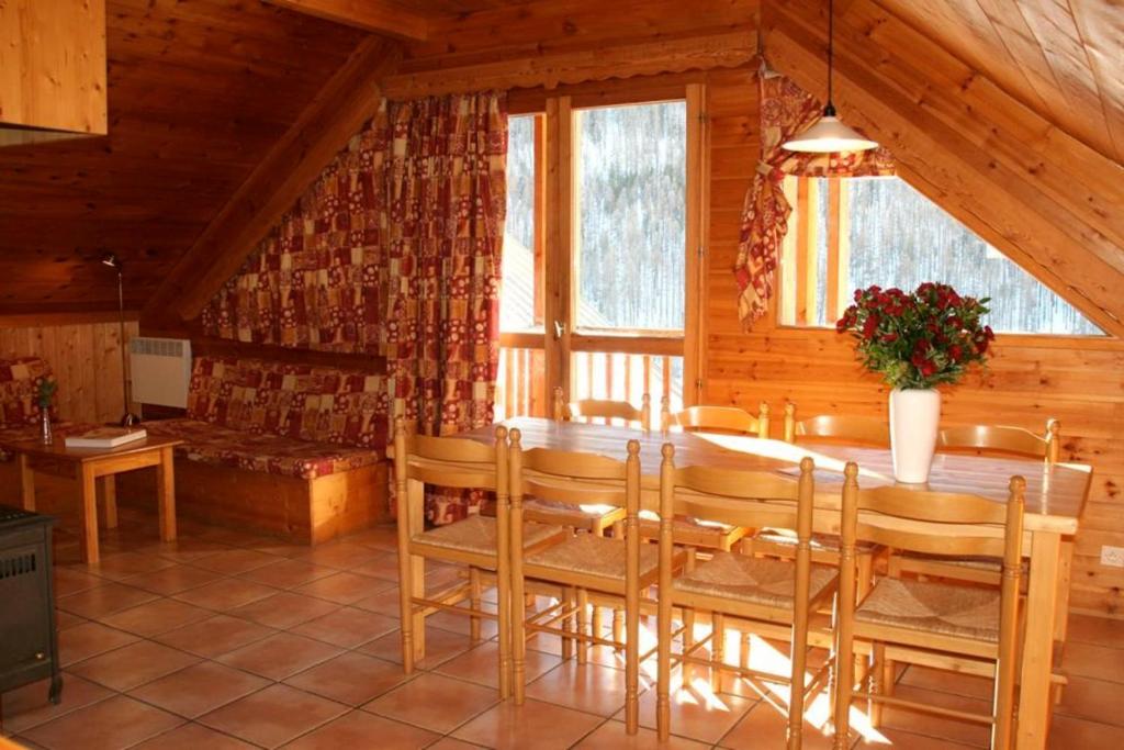 内瓦什Le Sorè Hameau des Chazals Nevache Hautes Alpes的小屋内带桌椅的用餐室