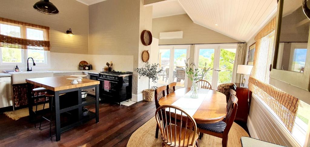 格洛斯特Galway的厨房以及带木桌和椅子的用餐室。
