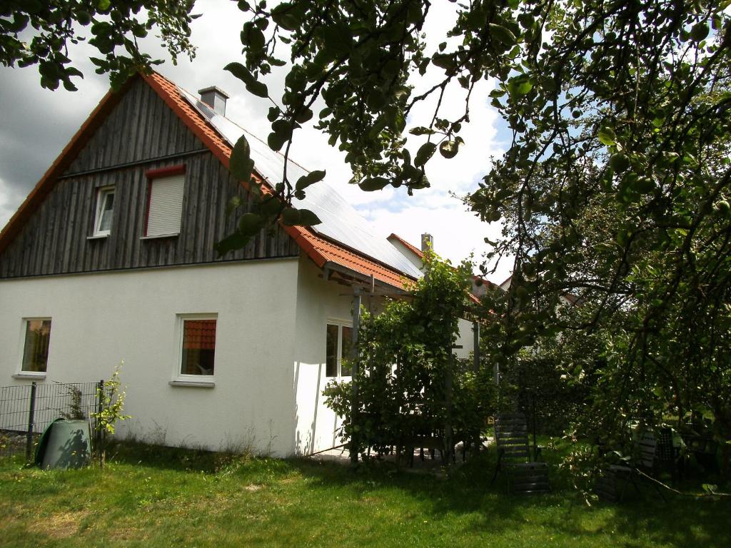 Muhr amSeeFerienhaus Kettler I的黑色屋顶的白色房子