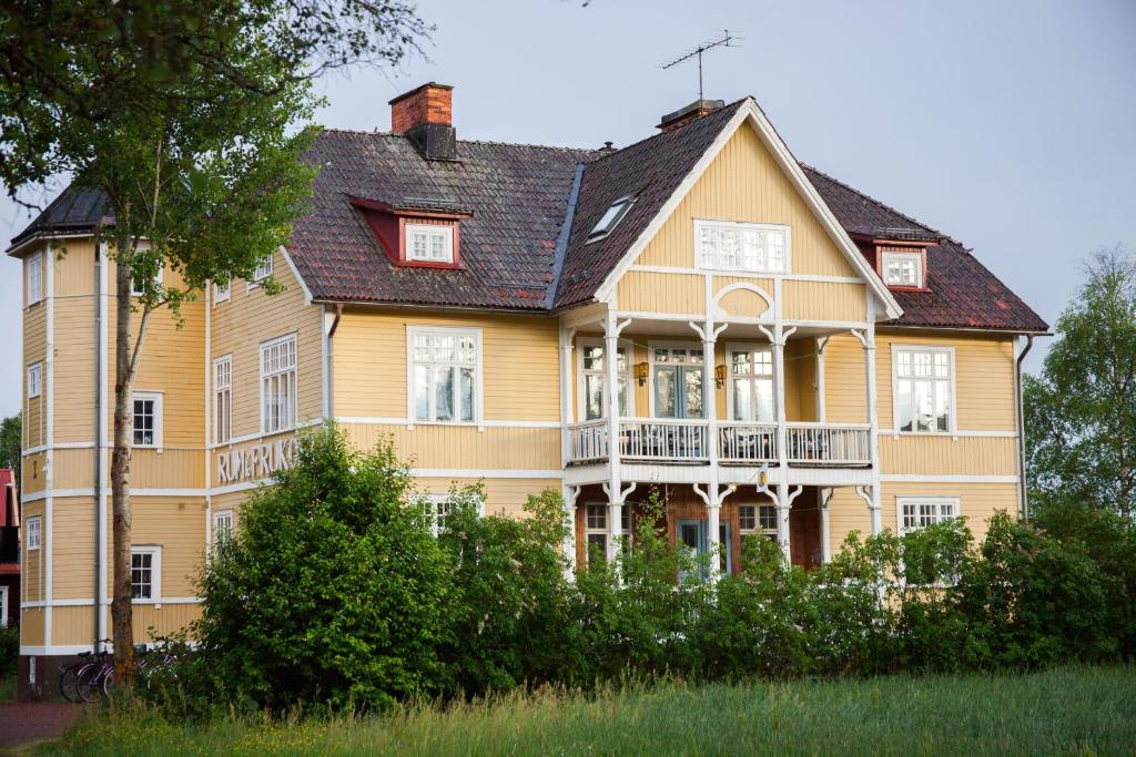 艾尔夫达伦STF Tre Björnar B&B的黑色屋顶的大型黄色房屋