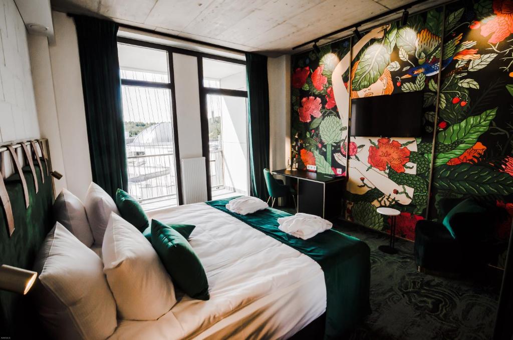 比尔什托纳斯Ego SPA的一间卧室配有一张沙发床和一扇窗户