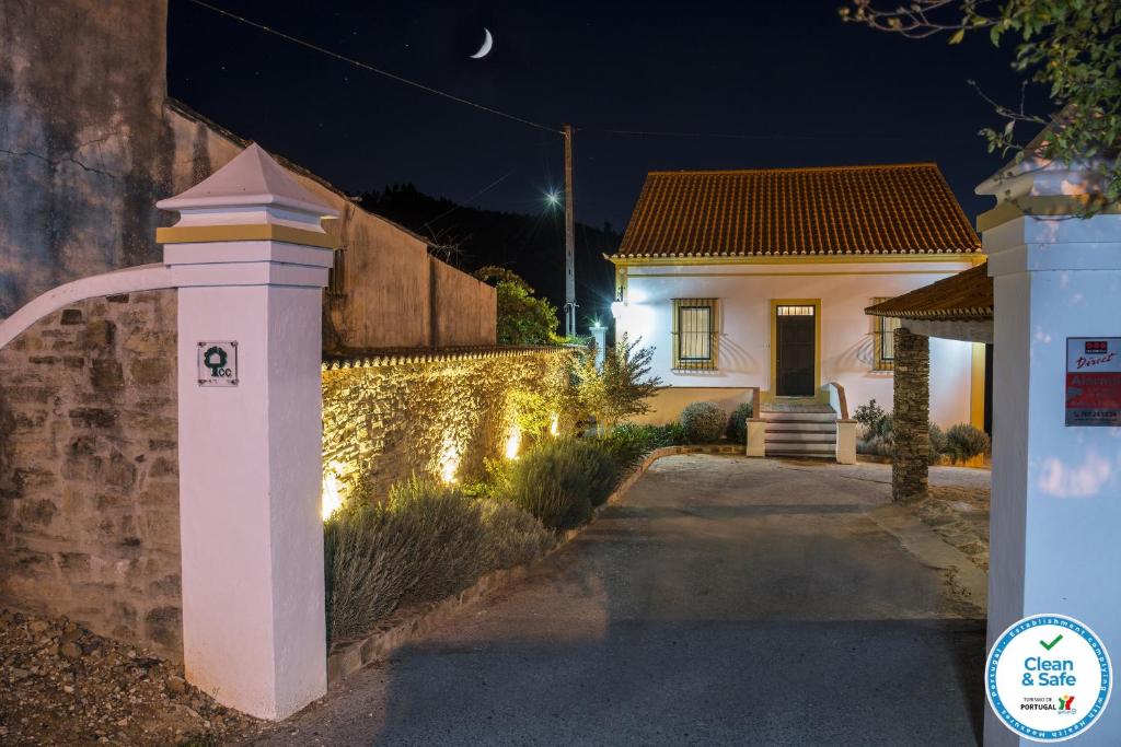 Aldeia do MatoQuinta da Eira Velha的前面有一条带照明的车道的房子