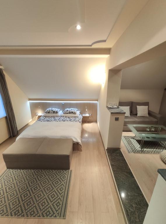拉斯托瓦卡比芭利昂娜旅馆的一间卧室配有一张大床和一张桌子