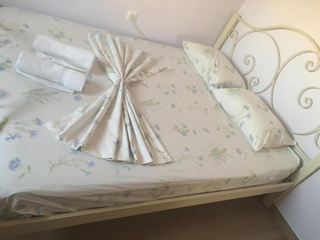 海若克利欧Centrally Located Private Rooms的床上有毯子和枕头