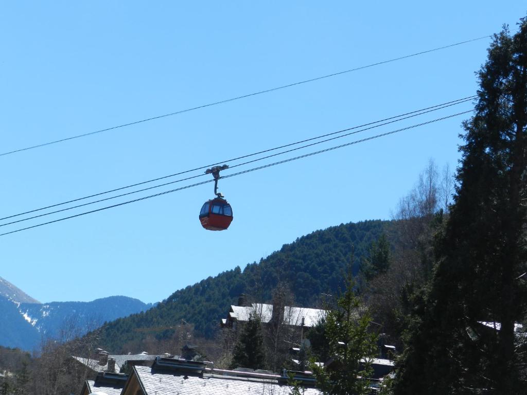 马萨纳Vallnord La Massana的山里滑雪缆车上的篮子