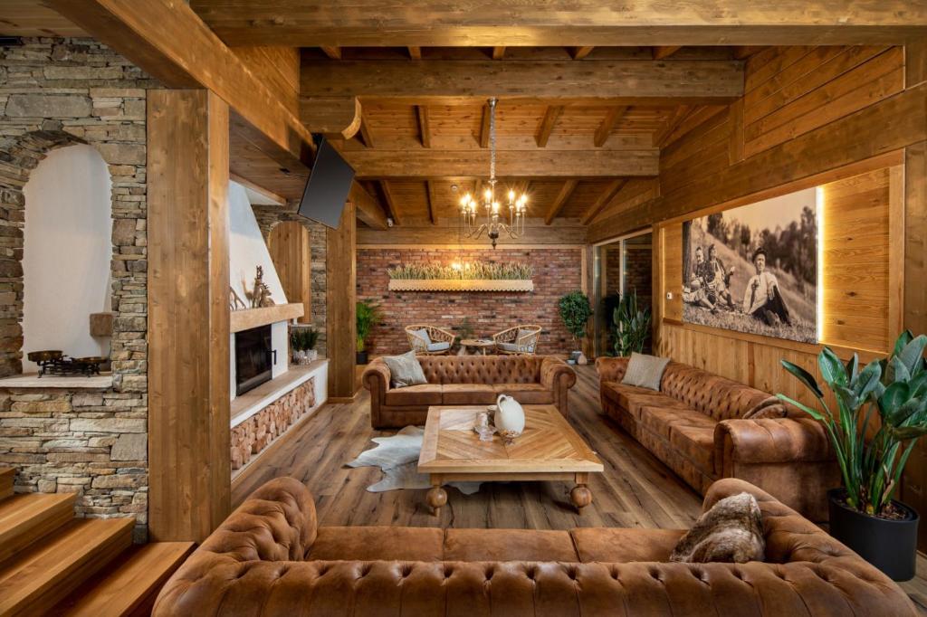 布朗Zara Chalet的客厅配有皮革家具和砖墙