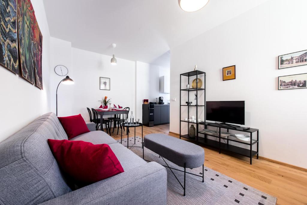 玛丽亚温泉Apartment MERAN的客厅配有灰色的沙发和桌子