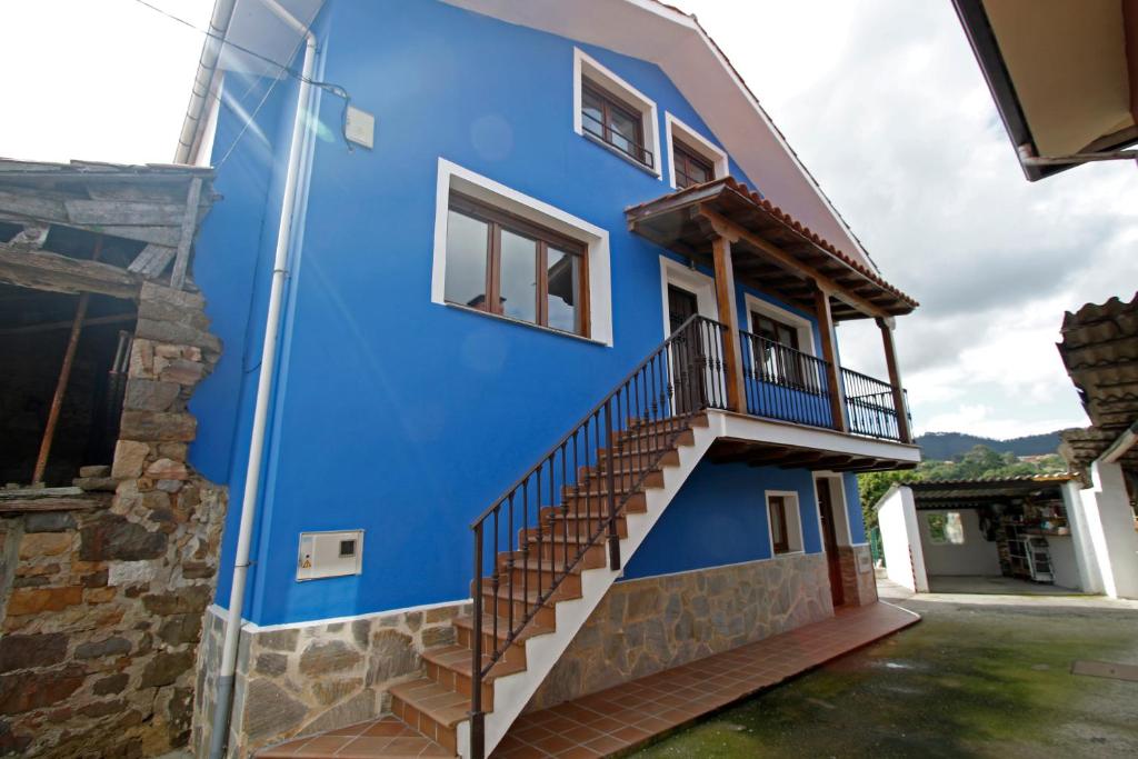 里瓦德塞利亚La casina de ribadesella的蓝色房子的一侧有楼梯