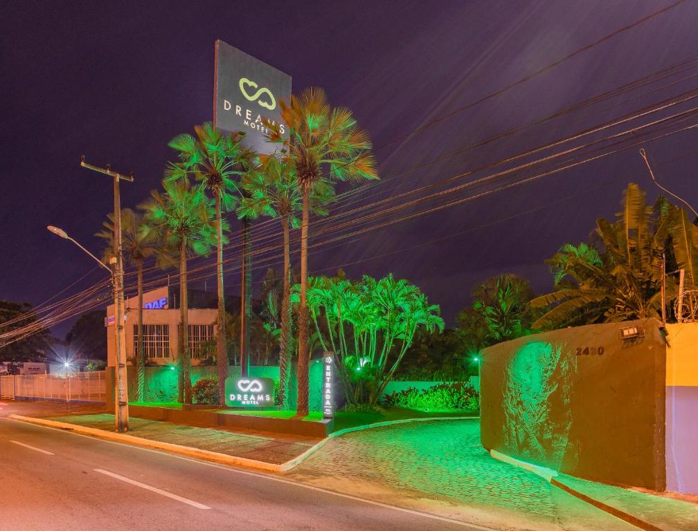 福塔莱萨梦幻汽车旅馆（仅限成人）的棕榈树酒店夜景