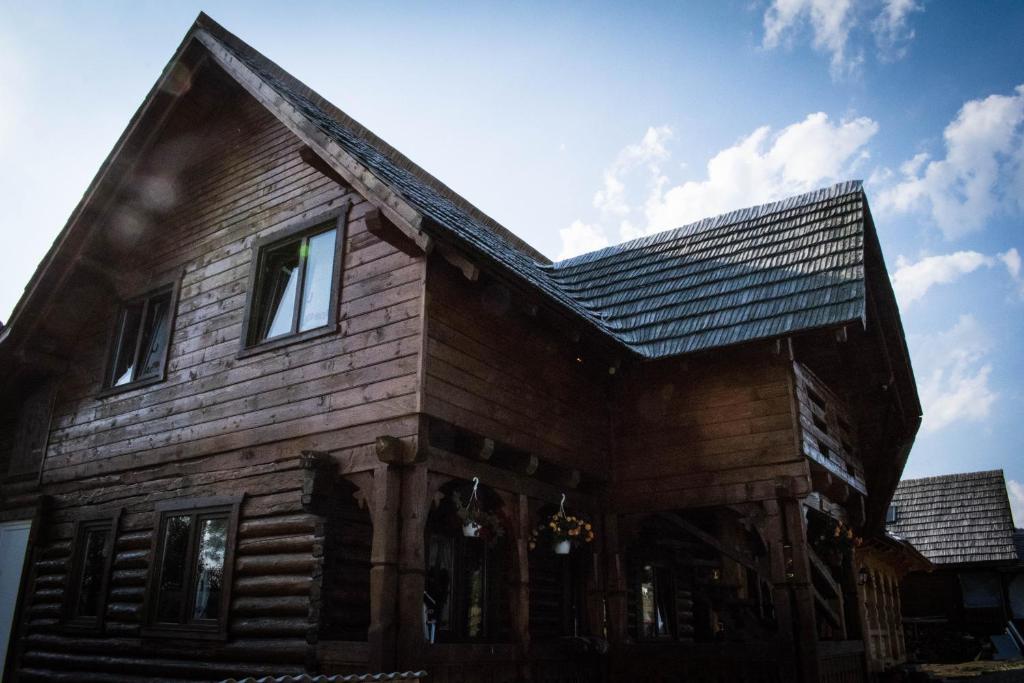 BudeştiCabanele Rus的一座带鹅卵石屋顶的木屋