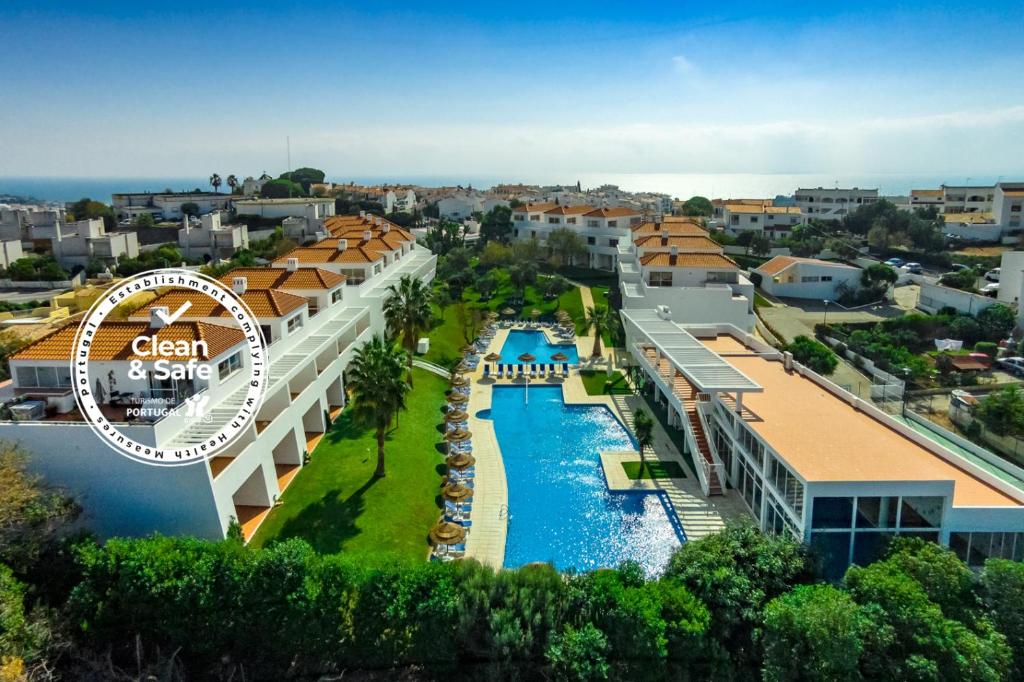 阿尔布费拉帕特奥乡村酒店的享有带游泳池的度假村的空中景致