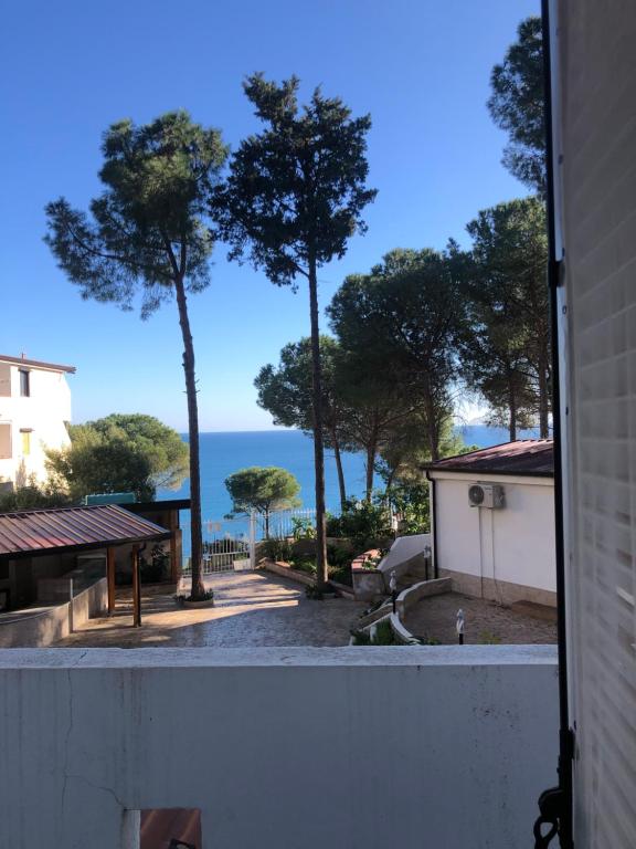 科帕内罗Appartamento Affaccio sul mare, Baia di Copanello的阳台享有海景。