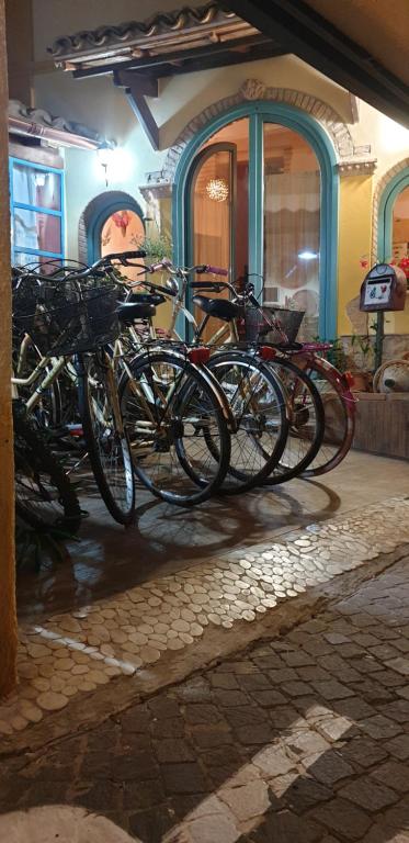 普拉Villamereu的停在大楼旁边的一群自行车