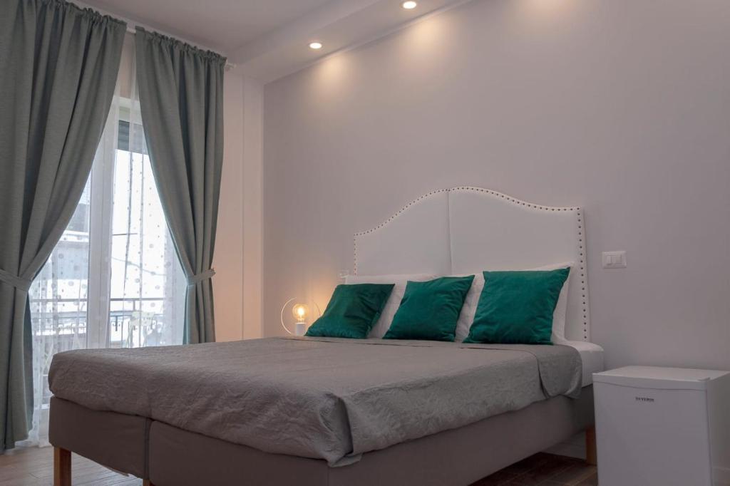 那不勒斯Costa46的一间卧室配有一张带绿色枕头的大床