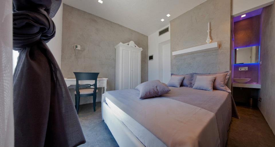 特拉尼Vigna Caracciolo的一间卧室配有一张带桌子和椅子的床