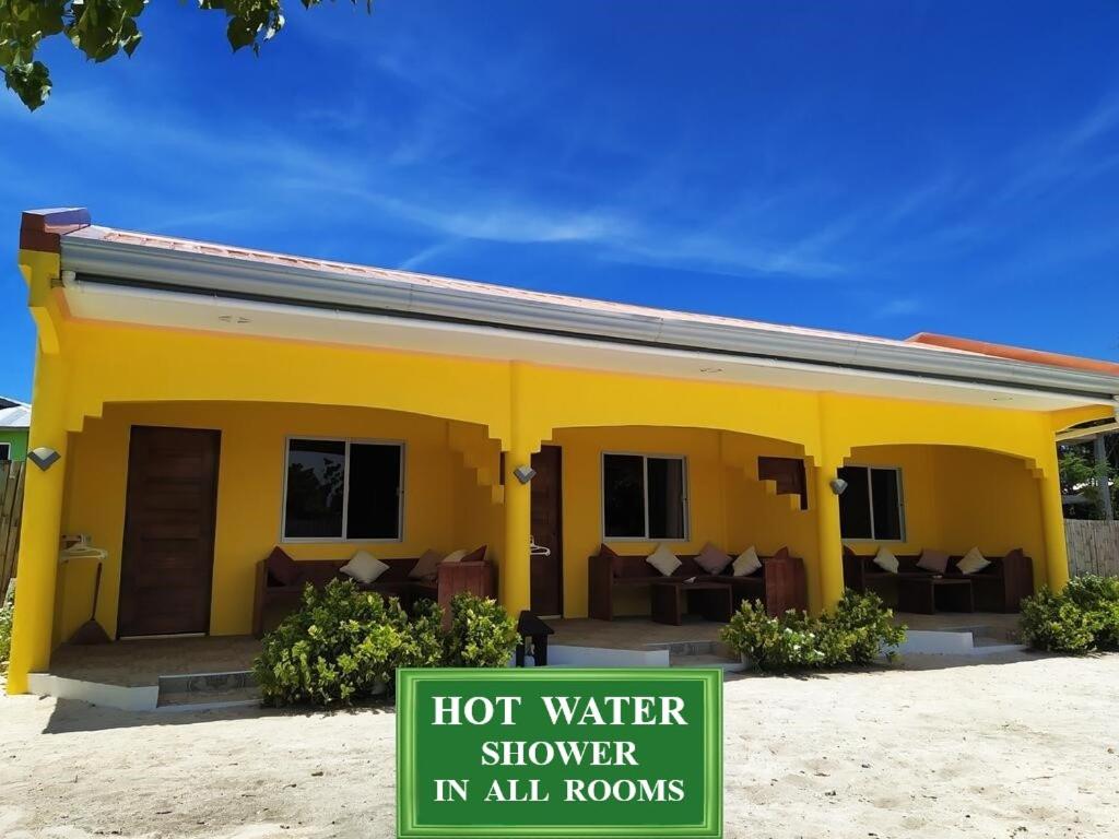 马拉帕斯加JPH Resort的所有客房均为黄色房屋,配有热水淋浴