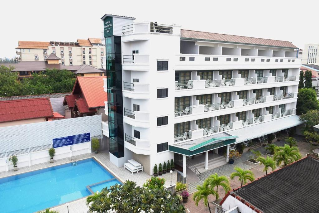 华欣Puangpen Villa Hotel的享有酒店空中美景,设有游泳池