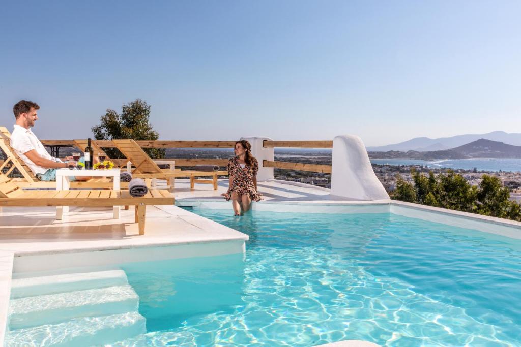 纳克索乔拉Nèsoi Villas Naxos的站在游泳池中的男女