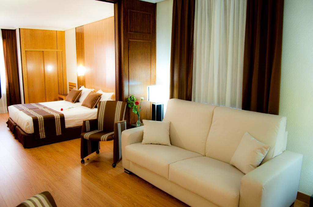 萨莫拉泽尼特两公主酒店的酒店客房设有一张沙发和一张床