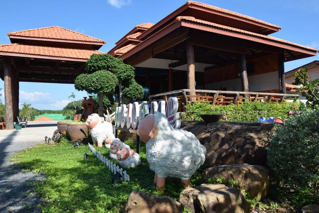 Ban Dong KlangPalmsuay Resort的一群站在草地上的鸡