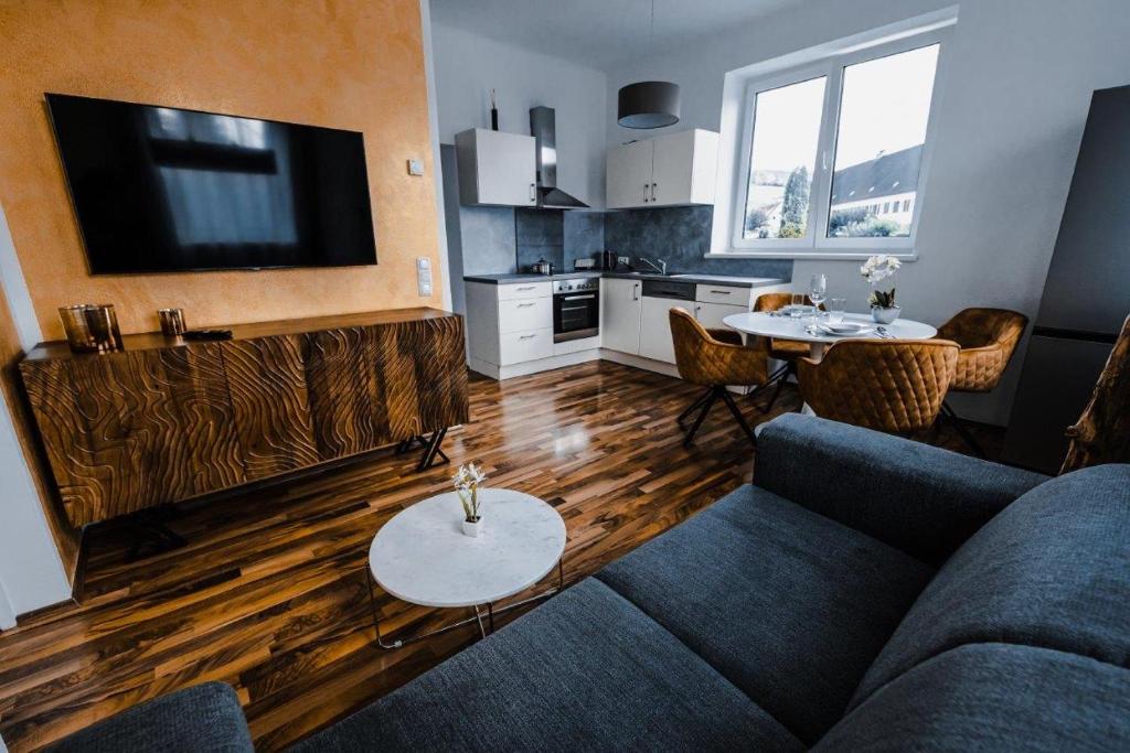 施泰尔Design-Appartement Steyr的客厅配有沙发和桌子