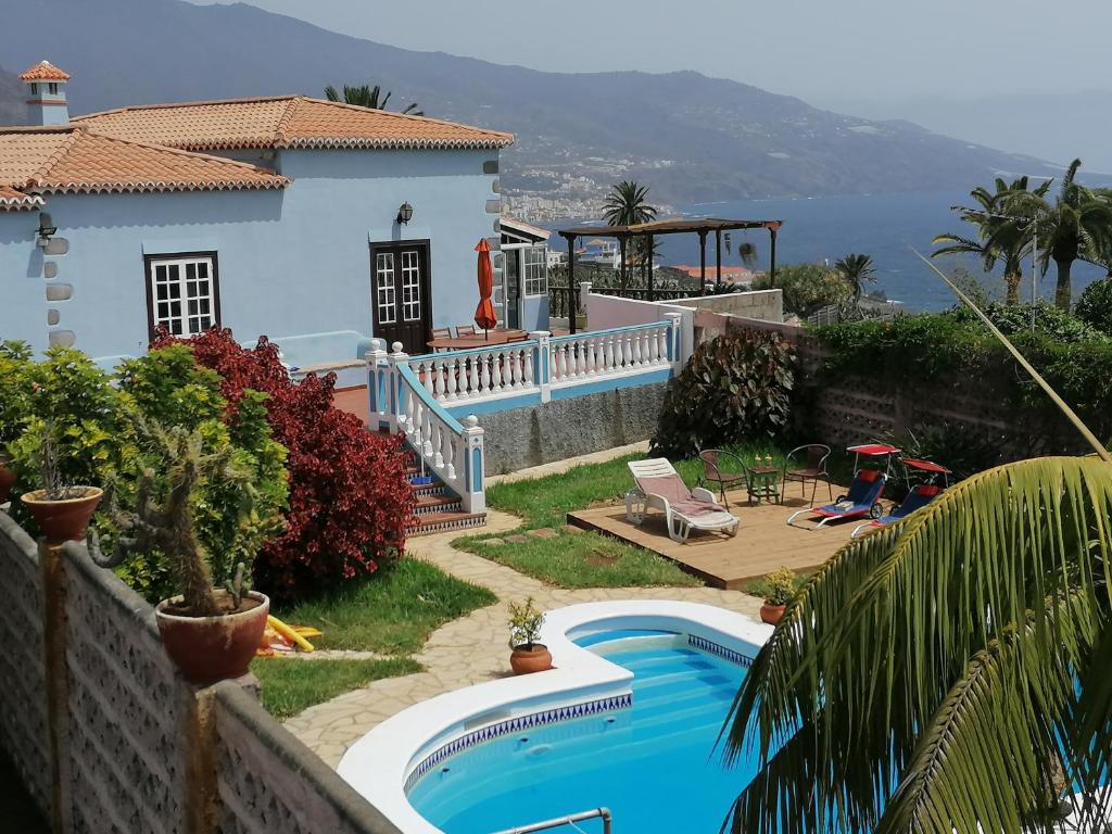 下布雷尼亚Finca Los Álamos的一座带游泳池和房子的别墅