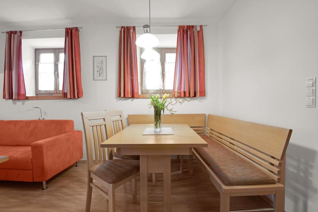 韦尔图尔诺Rafaser - Apartment Albina的一间带桌子和沙发的用餐室