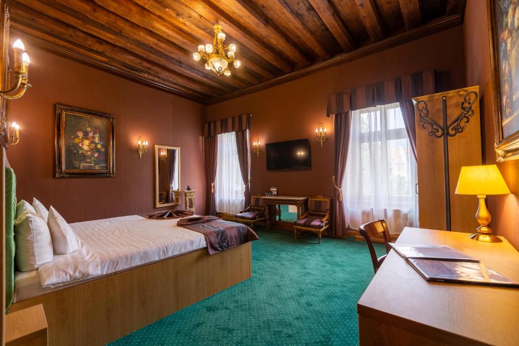 锡比乌爱慕锐酒店的一间卧室配有一张床和一张书桌