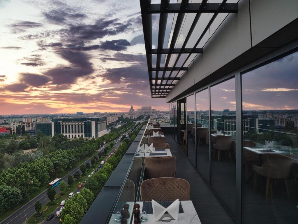 布加勒斯特Union Plaza Hotel的日落时分享有城市美景的餐厅