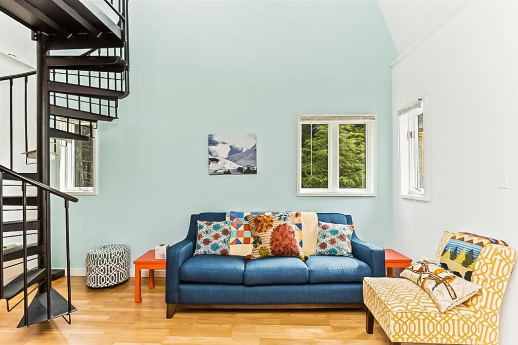 哥德伍德Kabina on Vail的客厅配有蓝色的沙发和椅子