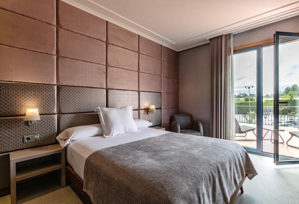 卡尔瓦略Hotel Pensua Punta del Este的酒店客房设有一张床和一个阳台。