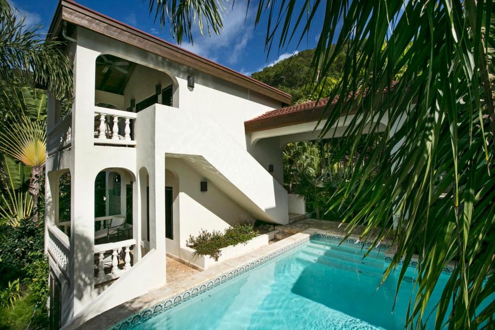 维尔京戈尔达岛BELLAMARE的一座白色的房子,前面设有一个游泳池