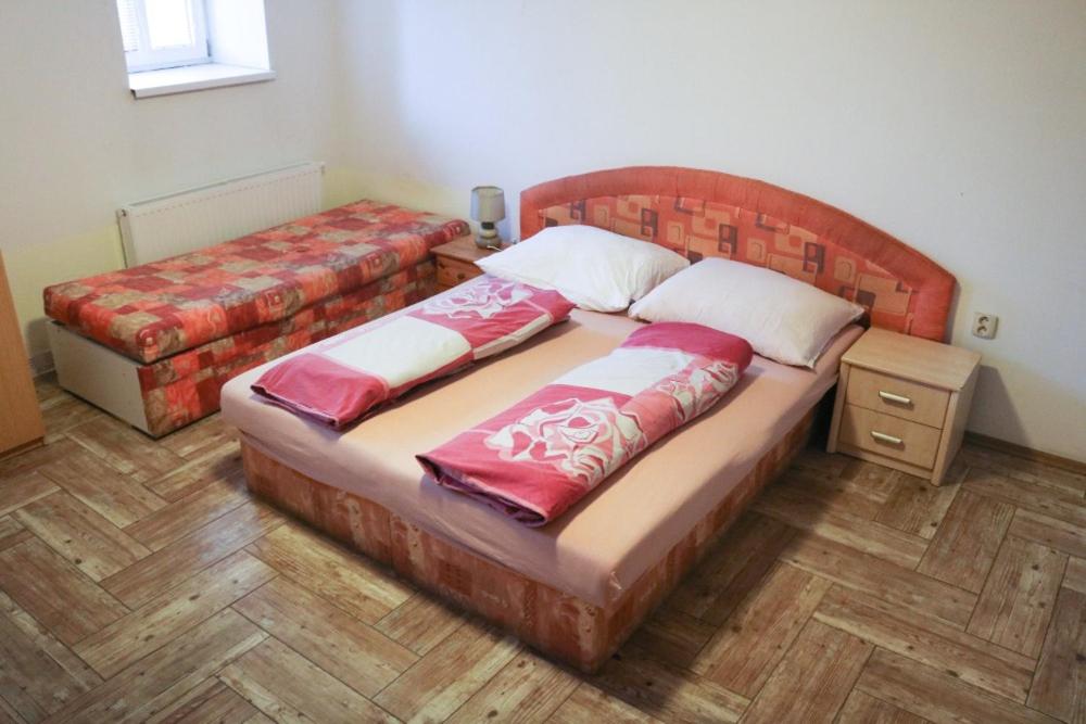 Hajirna客房内的一张或多张床位