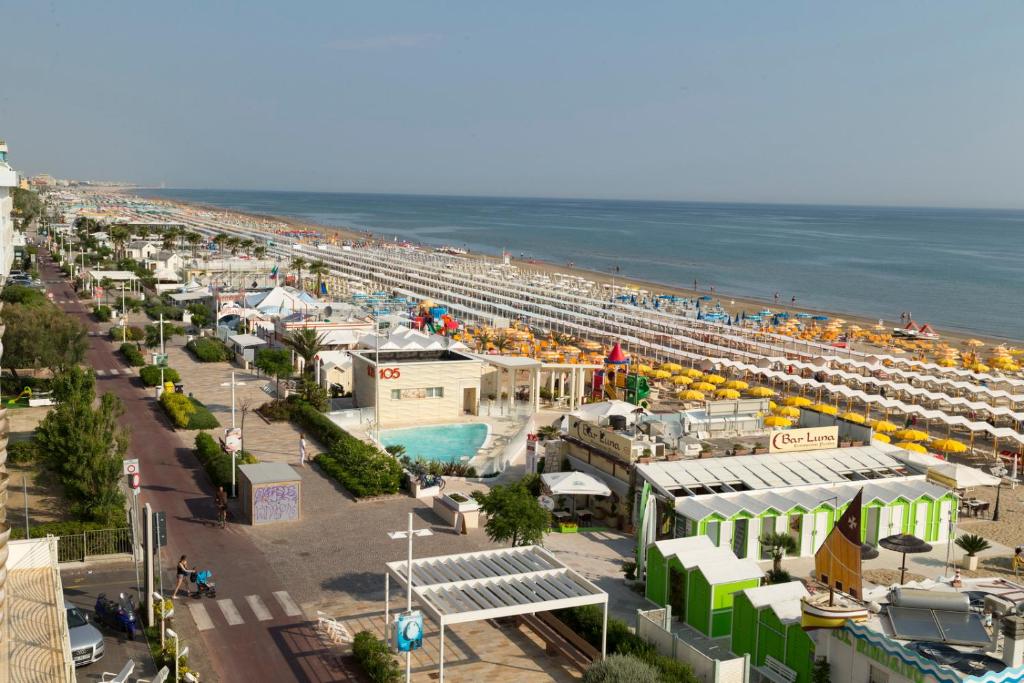 里乔内Hotel Astra的游船享有海滩的空中景致