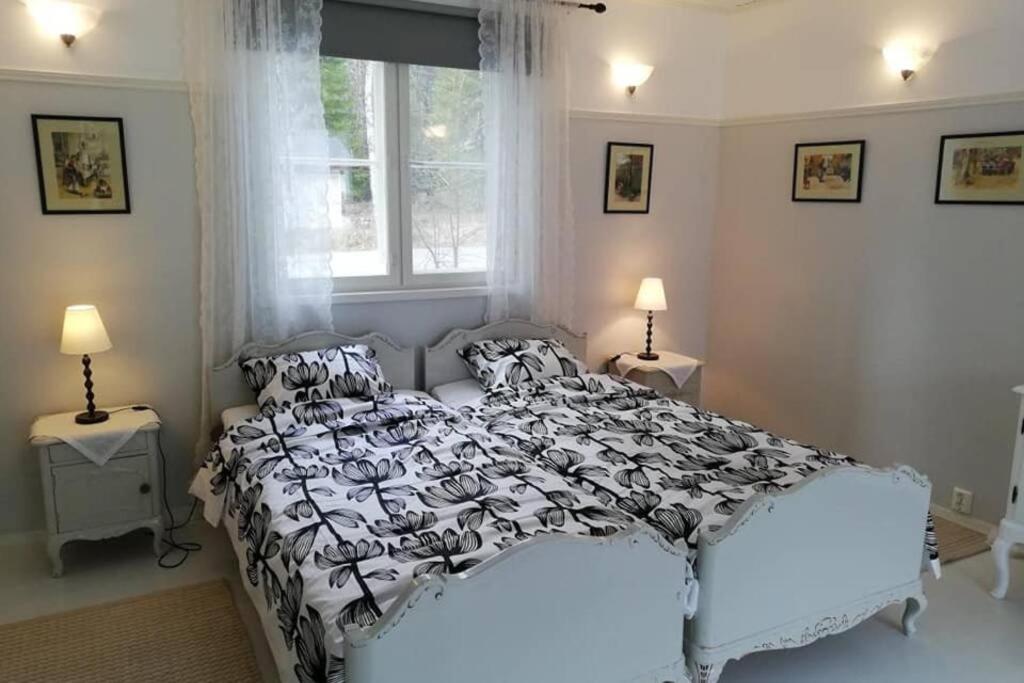 罗瓦涅米Arctic Circle Tranquillity的卧室配有白色的床和窗户。