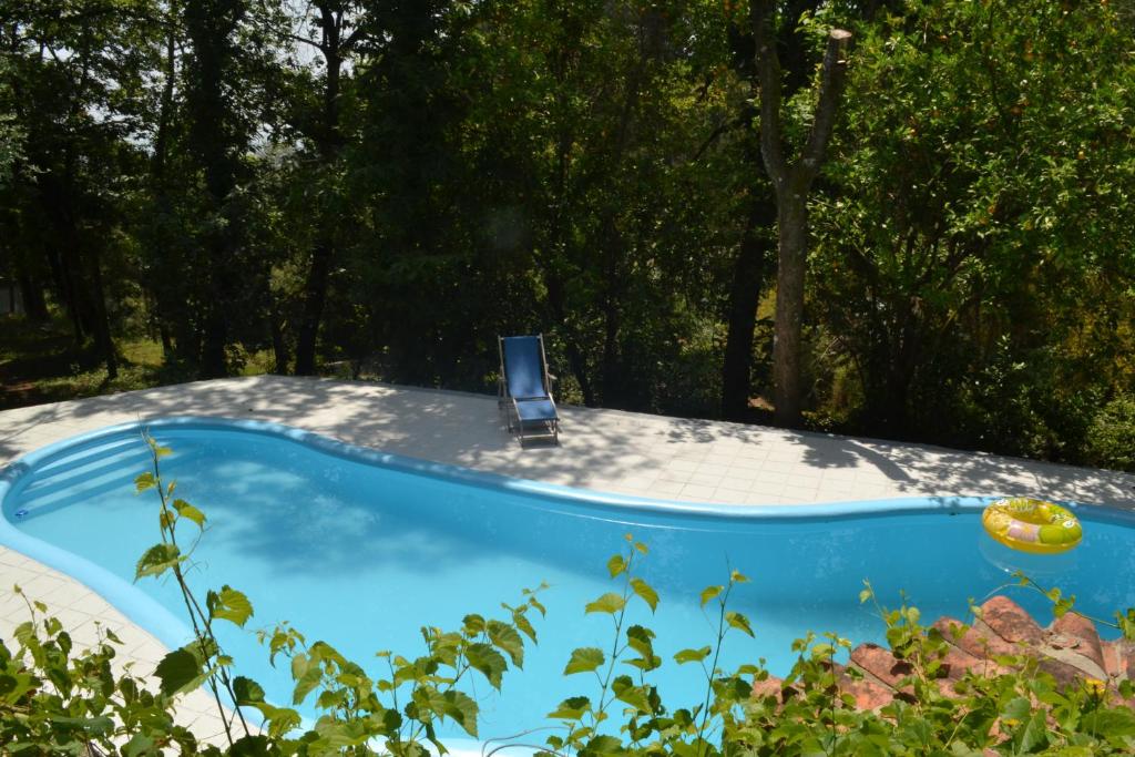 Três HorasQuinta Abelha的庭院里带椅子的蓝色游泳池