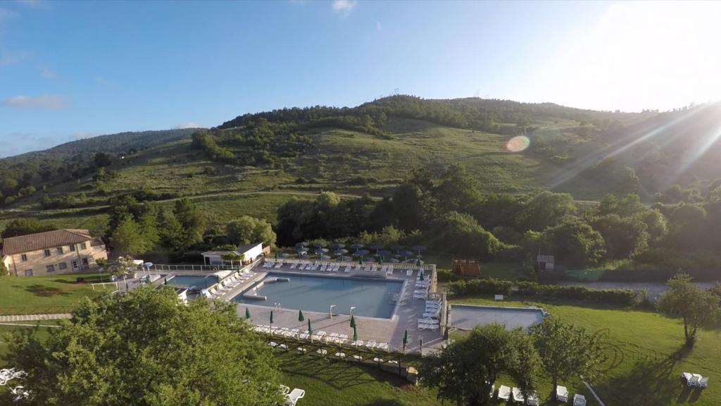 卡纳莱蒙特拉诺Hotel Terme di Stigliano的享有带游泳池的房屋的空中景致