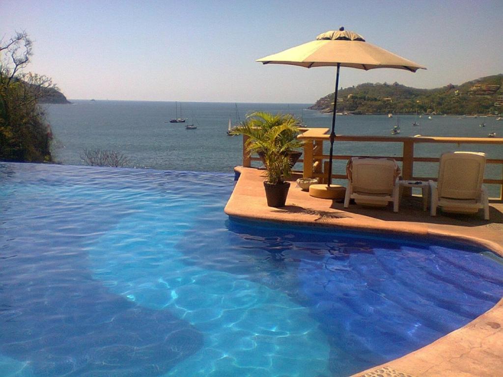 锡瓦塔塔内霍伊尔玛酒店 的一个带遮阳伞的海景游泳池