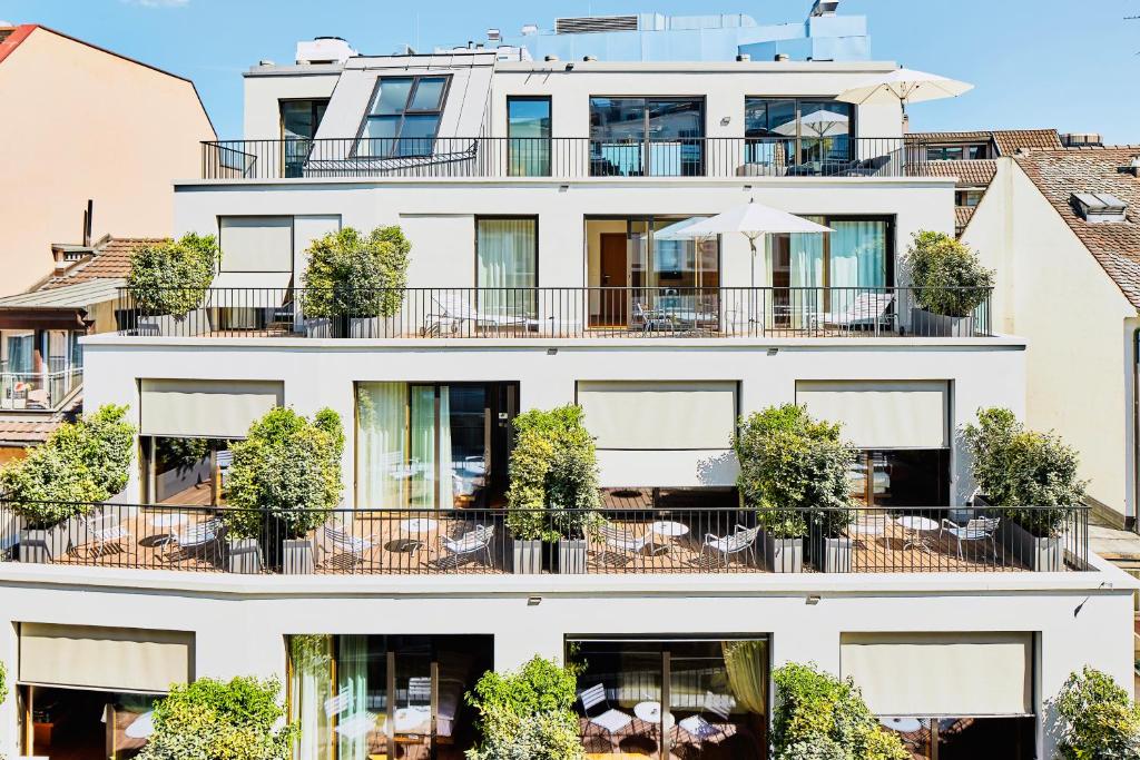 巴塞尔ART HOUSE Basel - Member of Design Hotels的公寓大楼设有带桌椅的阳台